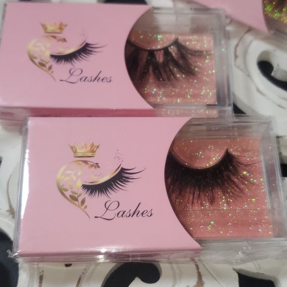 Lashes - Picture 3 of 3
